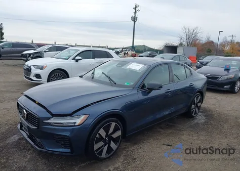 2024 Volvo S60 Recharge Plug-In Hybrid T8 Plus Dark Theme z USA, uszkodzony, nr VIN 7JRH60FL0RG296128